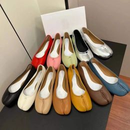 Couturier Margiela Casual Ballet Schuhe Luxus flacher Ferse Ochse Ziegenmischte Lederschuhe Frauen Fitness Sneakers Schwarze weiße Turnschuhe Slipper Sandalen