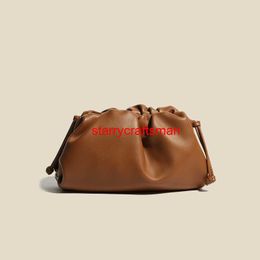 Leather Cluth Bags Botteg Veneta Pouch Bag 2024 Small Bag Net Red Foreign Style Holding Cloud Bag Solid Colour Head Layer Soft Skin Wrinkled Dumpling Bag Shave logo HBS5