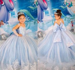 Синие платья принцессы для девочек-цветочниц с большим бантом и трапециевидным вырезом с круглым вырезом и прозрачными длинными рукавами, аппликациями и блестками. Длинные театрализованные вечерние платья для малышей-подростков BC18318