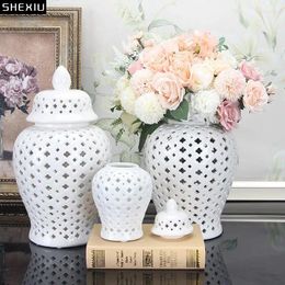 Storage Bottles European White Porcelain General Jar With Lids Hollow Craft Ceramic Tank Artificial Flower Decorative Floral Vase