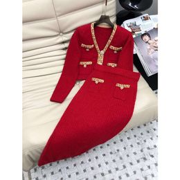 Modedesigner jacka 2024 Rhinestone Botton Red Midi Straight kjol Set V-Neck Party Wear Clothing For Women Short Jacke Elegant Women Mini kjol FZ2403041
