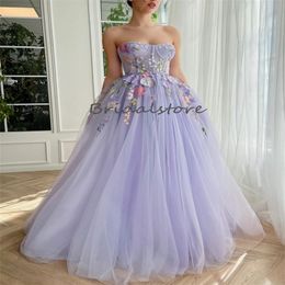 Boho Abiti da ballo lilla 2024 Elegante senza spalline Lunghezza pavimento Tulle Abito da sera con fiori colorati Maxi Abito da festa formale da favola Abiti da festa di compleanno