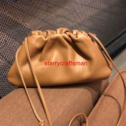 Leather Cluth Bags Botteg Veneta Pouch Bag 2024 New Classic Pleated Cloud Bag Makaron Clip Bag Womens Bag Single Shoulder Messenger Bag Dumplings Baghave logo HB7Q