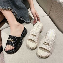 Slippers Light luxury niche womens sandals and slippers 2023 summer new fashionable metal buckle one line exposed toe beach thick soleH2435