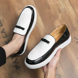 European and American Casual Glossy Leather Loafers Men Black and White Colour Block Pu Men Anti Slip Vulcanised Sports Shoes