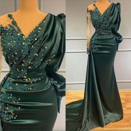 Elegant mörkgrön satin prom klänningar v hals långa ärmar arabiska aso ebi veck spetsapplikation pärlor formell kvällsfest klänningar svep tåg mantel de soiree
