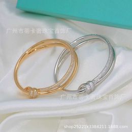 High Edition Seiko Knot Series Armband Female Gold Materialstar gleich einfaches und großzügiges Twist -Seil SFE3