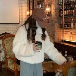 Fur Autumn and Winter White Plush Coat Women's Short Fashion Advanced Environmental Protection Fur Coat Top Loose and Thickened Warm