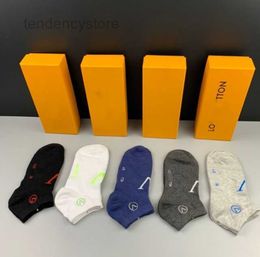 Men's Socks 1 box = 5 pairs High-quality Women Men Designer Basketball Socks Mens Fashion Compression Thermal Ankle Knee Athletic Sport Sock WEIYOHJF