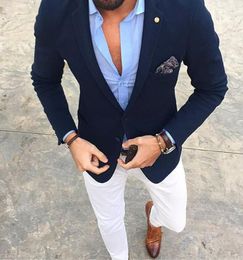 Casual Men Suit Groom Tuxedos Single Breasted Navy Jacket with White Pants Slim Fit Wedding Guest Wear Prom Party Formal Suit Cust2825392