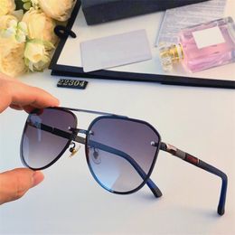 Designer occhiali da sole Donne da uomo Triangolo invertito Triangolo Glass Lens Trend dalla Fashion Week di alta qualità Versione PR027