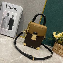Tasarımcı perçin omuz çantaları gerçek deri el çantası moda kadınlar zincir crossbody çanta bayan çanta anahtar kart cüzdan metal dekorasyon kılıfları
