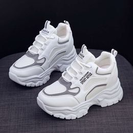 2023 Frühlings- und Herbst neuer Hochhochvater Damen Mesh Casual Sports Dicke alleinlaufe Reise kleine weiße Schuhe