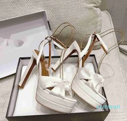 Aquazzura Cupido sandali con plateau in raso bianco cinturino alla caviglia tacco largo scarpe da donna di design di lusso in pelle scarpe da sposa per feste serali calzature di fabbrica