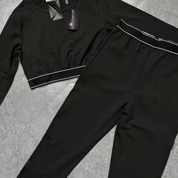 2024 Kadın Takipler İlkbahar Yaz Sum iki Parça Mektup Baskı Kısa Kollu Spor Takım Yuvarlak Boyun Kıyafetleri Düz Renkli Jogging Takım