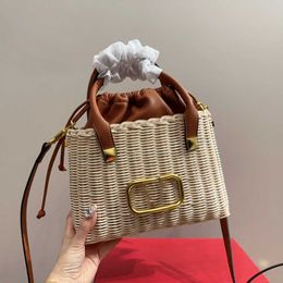 Sommertasche neue Strohtasche Designer Strandtasche Mode Korb Shopping Schultertasche Umhängetaschen Frauen Eimer Reisetaschen 240306