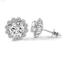 Charming Flower Shape Stud Earrings 18k Gold Earrings Round Cut Moissanite Earring with Halo Moissanite Bijoux