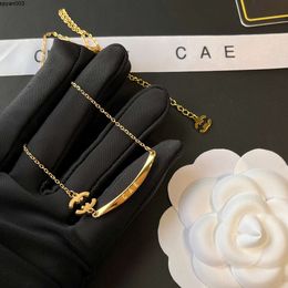 Collana con ciondolo con lettera di marca di lusso per donna, catena lunga, gioielli di design placcati in oro, confezione regalo squisita