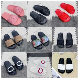 Kostenloser Versandkinder Pantoffeln ausschneiden Gummi Sandalen Jungen Mädchen Löcher Hohlausleitungen Strand Pool Blumensausche Plattform Flat Little Children Flip Flops Slider Slider