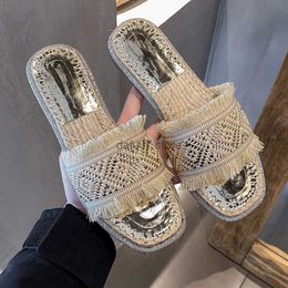 Slippers Grass woven slippers for womens summer outerwear fashion 2023 new outing flat bottomed one line sandals oversized fishermans shoesH240306