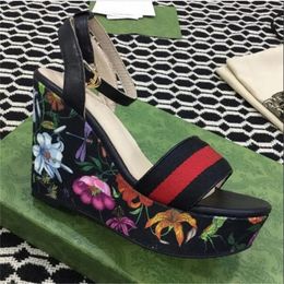 ladies sandals with thick wedges and raised soles, printed round head and thin belt buckles on leather cloth with formal casual banquet size 35-41