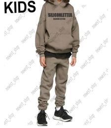 Tasarımcı Çocuk Erkek Kız Set Hoodies Pantolon Takım Takip Büyük Boy Gevşek Kapüşonlu Sweatshirt Klasik Silikon Mektup Sokağı Street7948033