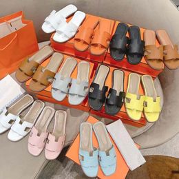 Moda terlikleri kadın tasarımcı sandaletler için kadın terlik erkekleri gündelik loafers ayakkabıları açık plaj slaytları düz dip toka unisex gerçek deri