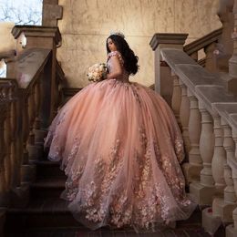 2024 Платья Quinceanera Розовые кружевные аппликации с открытыми плечами Хрустальные бусины с короткими рукавами 3D Цветочные цветы Плюс размер Формальные вечерние платья для выпускного вечера Sweep, Train