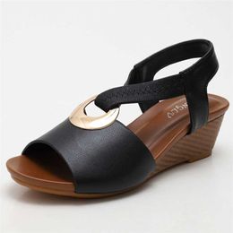 Trendy Womens Shoes Summer Sandal Flip Flop Flops For Women Fashion Versatile Slope Heel Mom Thick Soled Casual Sandals 240228