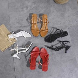 Vendi sandalo estivo femminile semplice colore solido testa rotonda con fibbia con fibbia tallone sottile sandali di alta moda 240228
