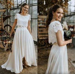 Abiti da sposa romantici bohémien a due pezzi Taglie forti Abiti da sposa bohémien A Line Scoop Neck Maniche corte Hi-Lo Pieghe in pizzo Abiti da sposa da spiaggia Vestido De Novia