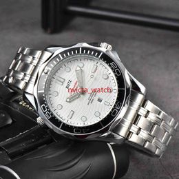 Classic Unisex Watch Leather Strap Versatile Diving Watch, Quartz Watch, Business and Casual Mens AA Watch 138