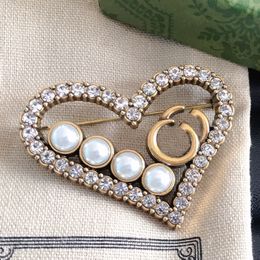 Clearance Sale Designer Brooches Inlay Diamond Brand Letter Brooch Jewellery Pearl Pins 18K Gold Plated Voguish Wedding Party Suit Pin Scarf Accessories Gifts