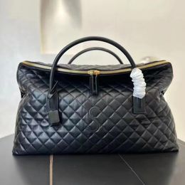 Duffelväskor Stora överdimensionerade högkapacitet es quiltade riktiga läder resväska Kvinnor Mens Sport Tote Fashion Handbag Crossbody Designer Duffle Axel Påsar