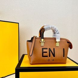 Nuova borsa da pendolare versatile e alla moda, piccola, ricamata, di fascia alta, nuova da donna