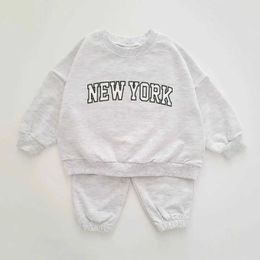 Clothing Sets INS Kids Boys New York Sweatshirt Jogger Pants Set 2023 Autumn New Baby Girls Clothes Toddler Hoodie and Pants 2 Pcs OutfitL2401L2402