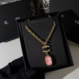 Colar de designer colares de designer para mulheres colares de diamante pingentes osso rosa doces colares jóias de férias presentes