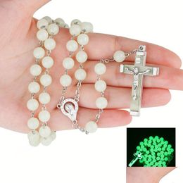 Collane con ciondolo Glow In The Dark Croce Collana del rosario per le donne Perline luminose cattoliche Relius Gesù Crocifisso Gioielli con ciondolo Goccia Dhek1