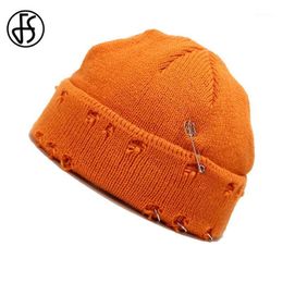 FS Trendy Pin Decoration Worn Hole Design Short Brim Beanies Winter Knitted Hats Hip Hop Beanie For Women Men Orange Slouch Cap1279N