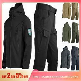 Outdoor Sharkskin Softshell Rushing Jacket Suit Mens Military Fan Windproof Padded Mountaineering Jacket 240301