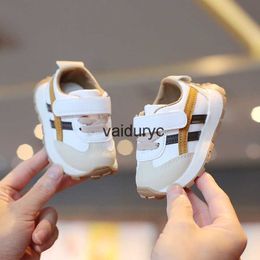 Atletik Açık Yumuşak Yumuşak Bebek Yürüyüş Ayakkabıları İlkbahar ve Sonbahar Kaymaz Erkekler ve Bebek Spor Ayakkabıları Renk Engelleme Velcro Kadınlar ve Çocuklar Shoesh240307
