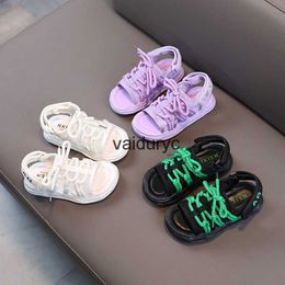 Sandali sandali per bambini color caramello in rete traspirante 2023 estate nuove scarpe da spiaggia per ragazze con suola morbida scarpe per ragazzi versione coreanaH240307