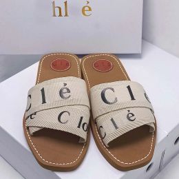 2024 Neue Designer-Hausschuhe Sliders Slides Sandalen Woody Flat Mule Die O-Signatur der Maison ziert die Innensohle. Das Easy-Slip-on-Design macht diese flachen Schuhe zu einem Sommer-Essential