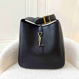 Cosmetic Bags Luxurys handbag LE hobo le 5 Shoulder Bag solferino black Designer bags Leather purse tote bucket makeup tofu trunk CrossBody fashion bag 240308