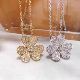 VanCF Necklace Luxury Diamond Agate 18k Gold V Gold Lucky Clover Necklace Womens Thickened Rose Gold Full Diamond Petal Flower Pendant