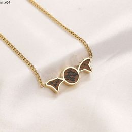 Fashion Necklace Designer Choker Pendant Necklaces Exquisite Women Gift Leather Long Chain Spring Romantic Gold Clover Love Jewellery Wholesale {category}{category}