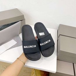 Balencaga b Family 2024 Summer Paris New Alphabet Beach Slippers Womens Shoes Couple Candy Color Women Luxury Designer Slides XZDX