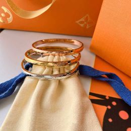 Premium Brand Jewellery Bangle Classic Charm Design Flower Decorative Couple Round Bracelet Luxury Designer Selected Girl Gift Love Will Never Fade 240308