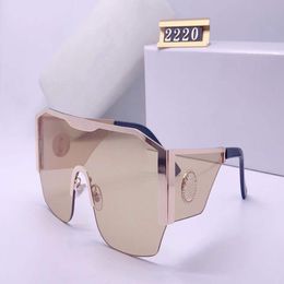 Luxury 2220 Sunglasses For Women Baroque Style Cat Eye Frame Designer Sunglasses Italian Designer Gold Plated Butterfly Frame With340w