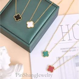 2023 Gold Plated Clover Necklaces Designer Flowers Four-leaf Clover Fashional Pendant Necklace Wedding Party Jewelry